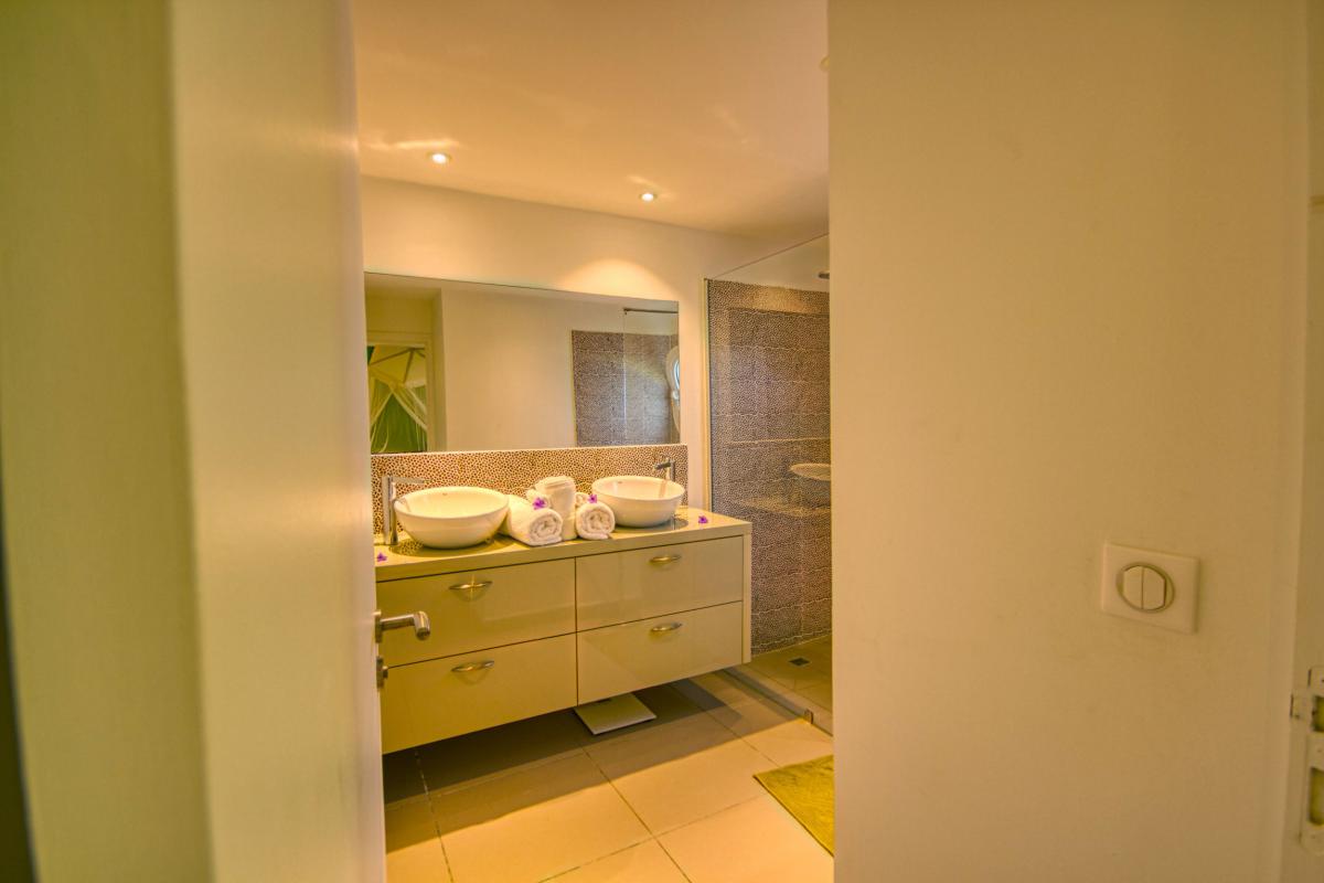 Rental luxury villa sea view Guadeloupe - the bathroom