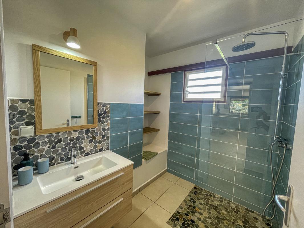 Location villa Le Moule Guadeloupe-Salle de douche commune