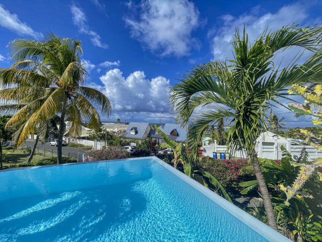 A louer villa vue mer le moule Guadeloupe-Piscine vue mer