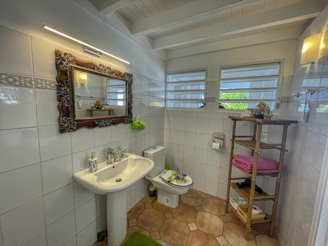 A louer villa vue mer le moule Guadeloupe-salle de douche
