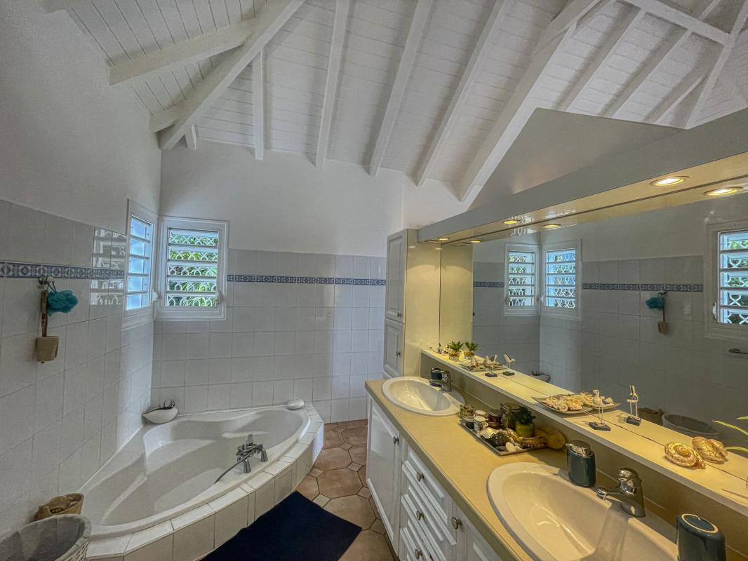 A louer villa vue mer le moule Guadeloupe-salle de douche