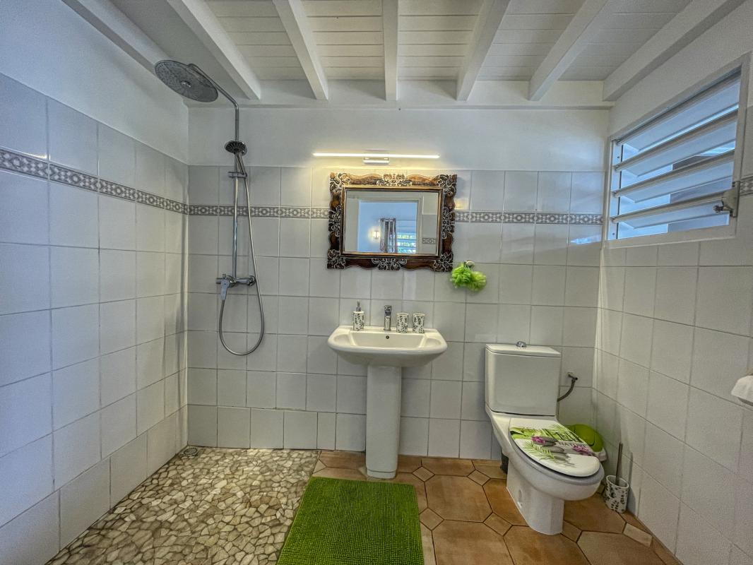 A louer villa vue mer le moule Guadeloupe-salle de douche