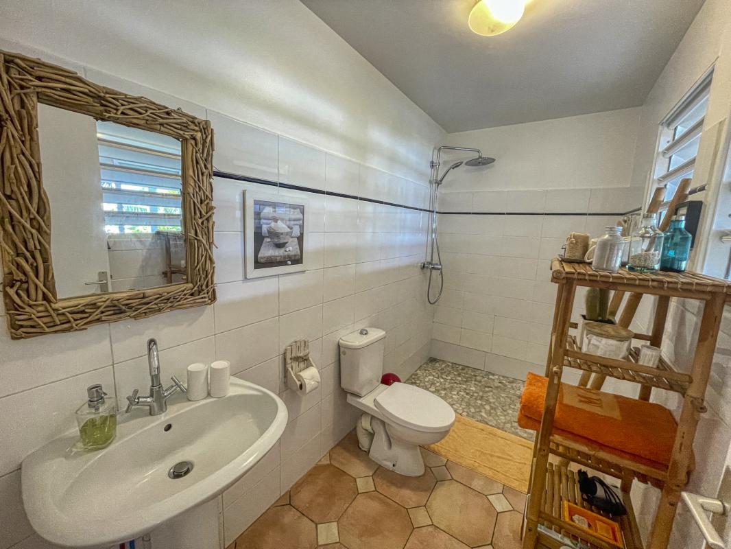 A louer villa vue mer le moule Guadeloupe-salle de douche