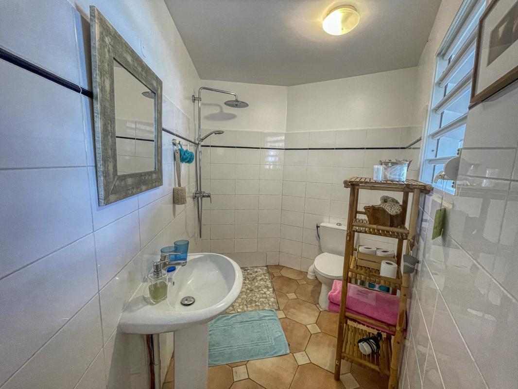 A louer villa vue mer le moule Guadeloupe-salle de douche
