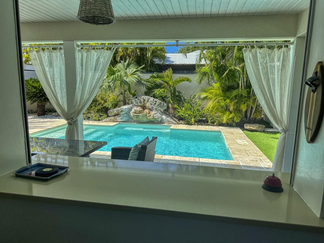 Location villa piscine Le Moule Guadeloupe fenêtre cuisine