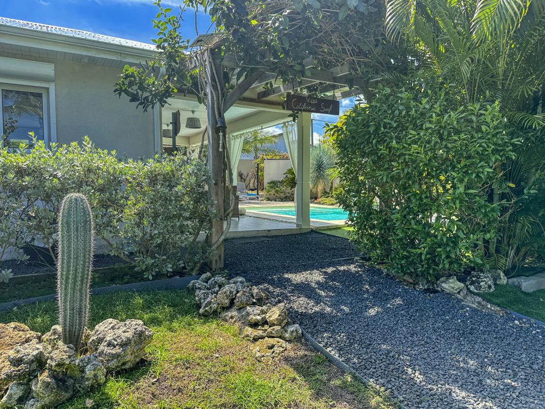 Location villa piscine Le Moule Guadeloupe_jardin