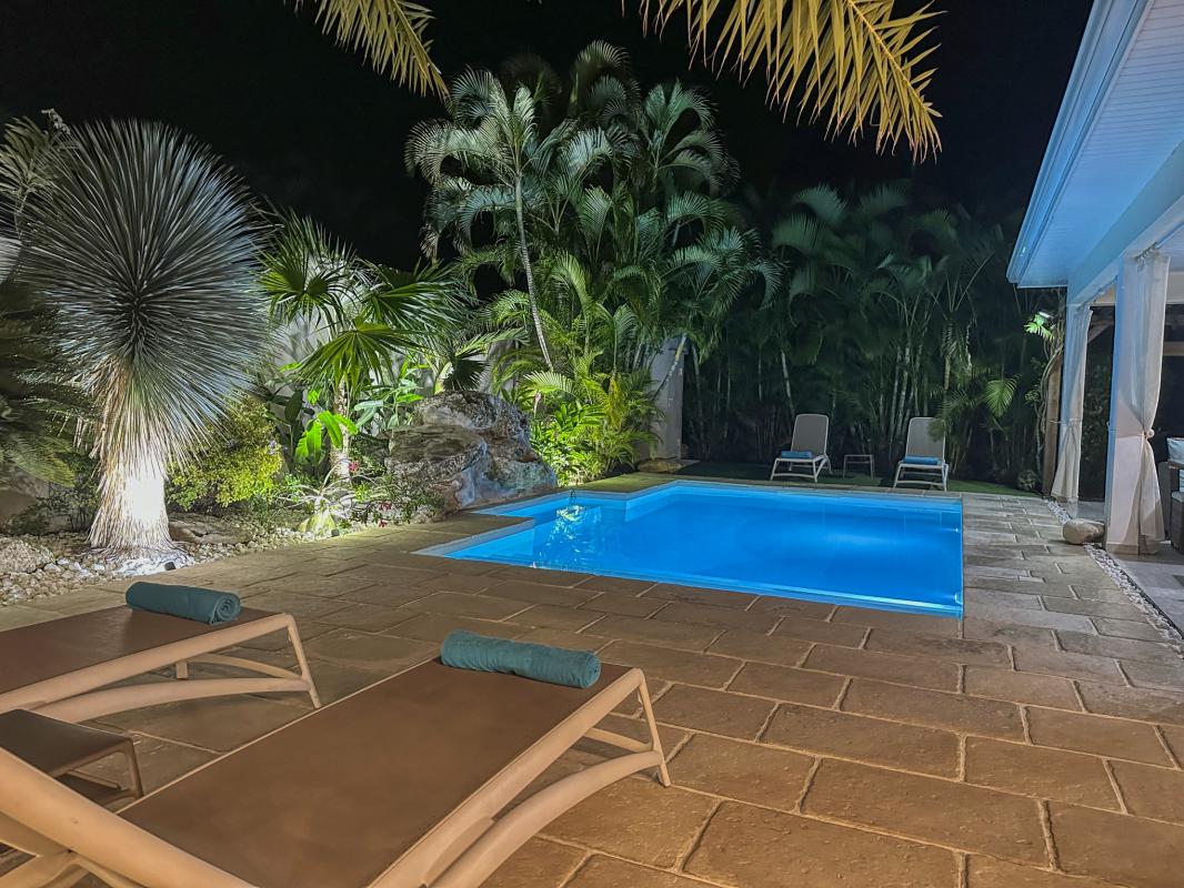 Location villa piscine Le Moule Guadeloupe_piscine soir