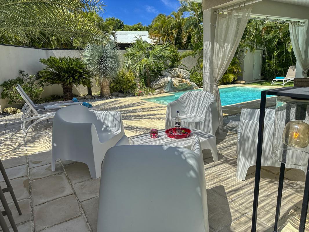 Location villa piscine Le Moule Guadeloupe_salon exterieur
