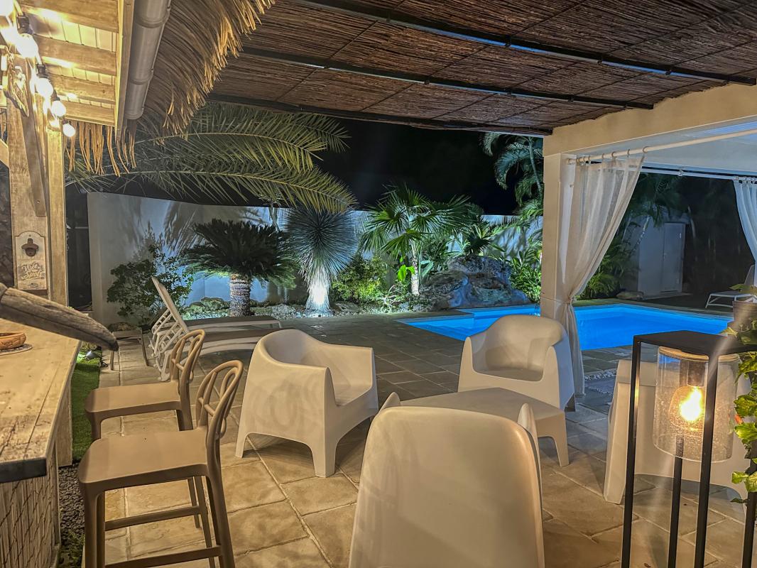 Location villa piscine Le Moule Guadeloupe_terrasse soir