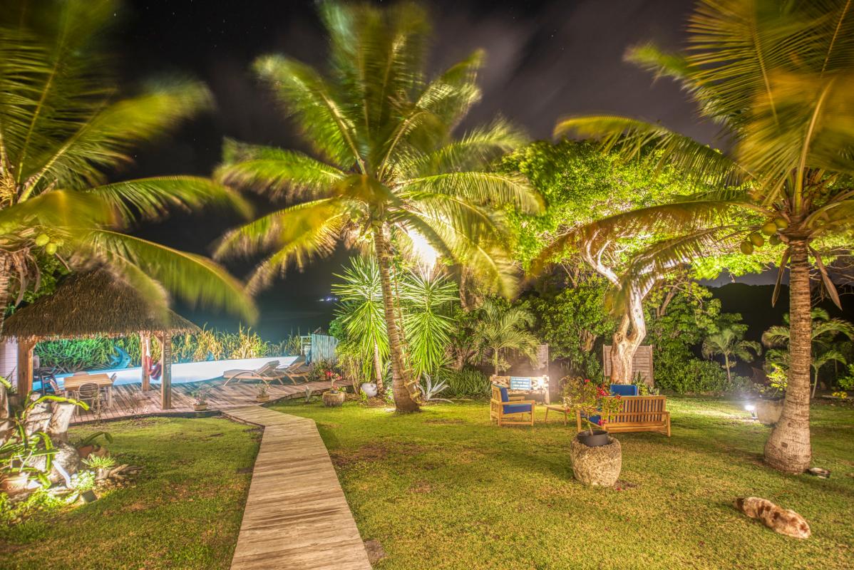 Location villa piscine accès et vue mer Le Moule Guadeloupe_chemin nuit
