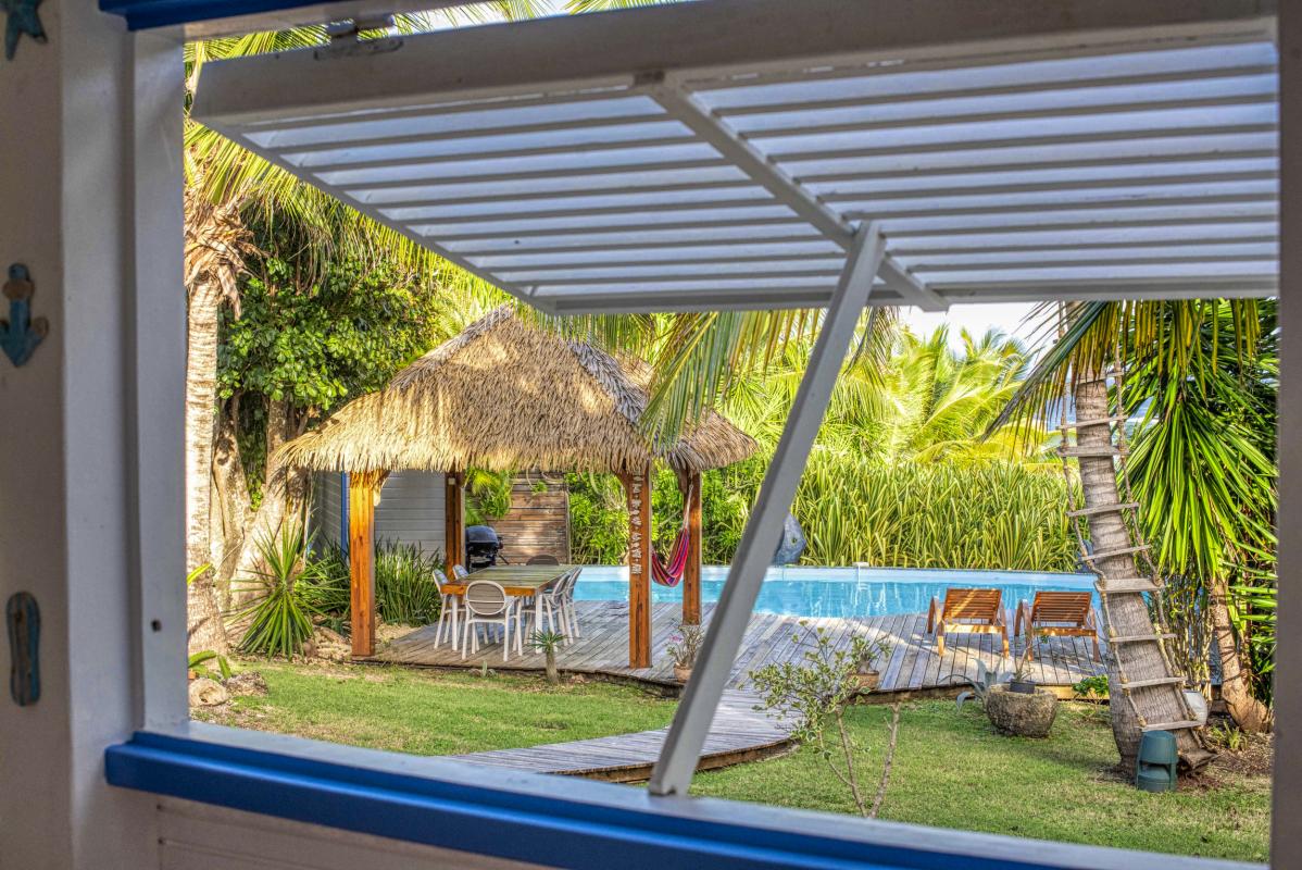 Location villa piscine accès et vue mer Le Moule Guadeloupe_fenetre jardin