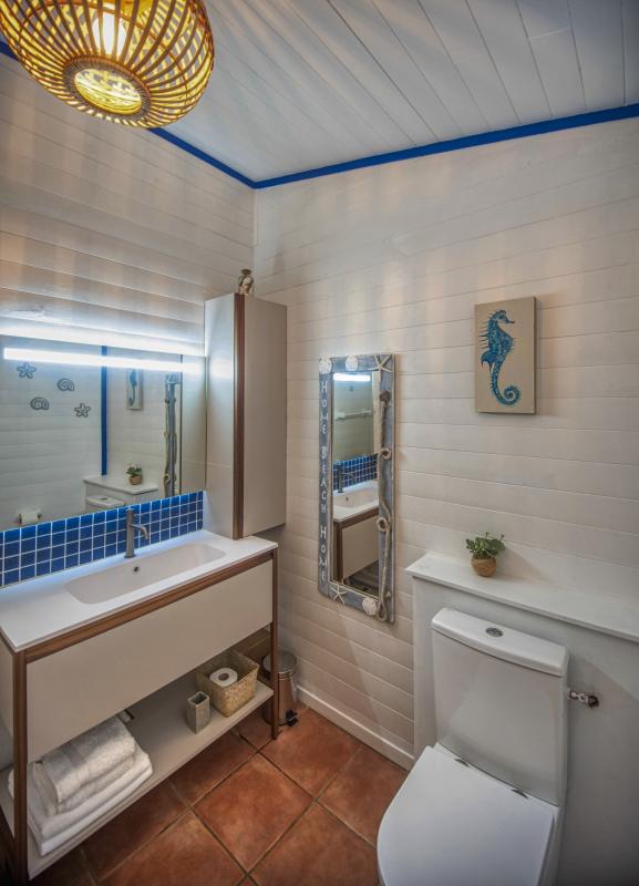 Location villa piscine accès et vue mer Le Moule Guadeloupe_sdb