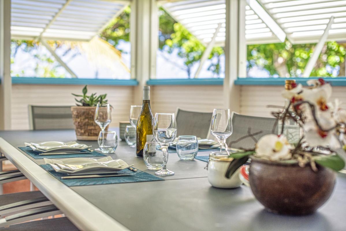 Location villa piscine accès et vue mer Le Moule Guadeloupe_table exterieur