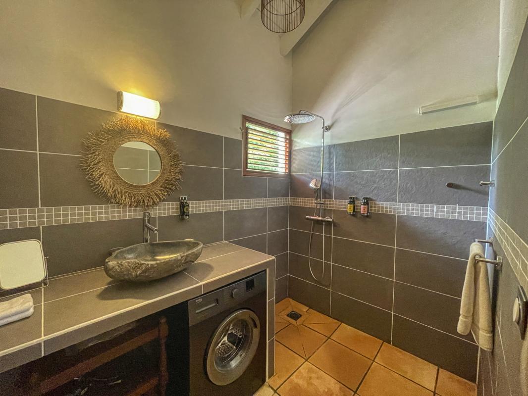 Villa Petit Bourg Guadeloupe__salle de douche