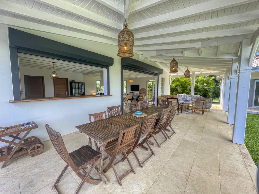 Villa Petit Bourg avec piscine -coin repas
