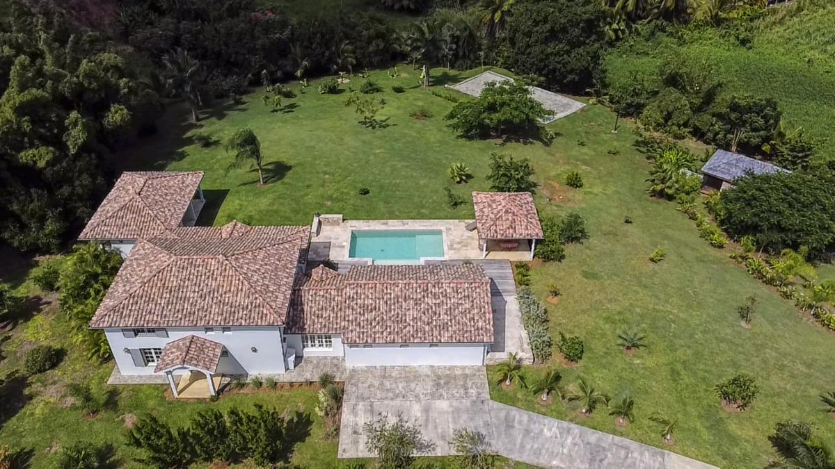 Villa Petit Bourg avec piscine - vue du ciel 