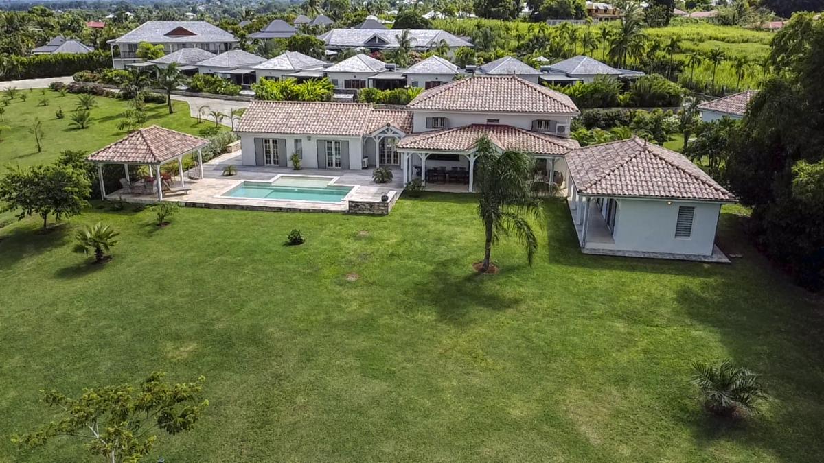 Villa Petit Bourg avec piscine - vue du ciel 