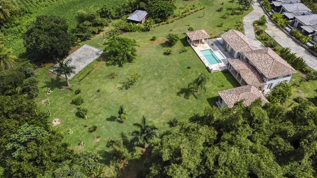 Villa Petit Bourg avec piscine - vue du ciel 