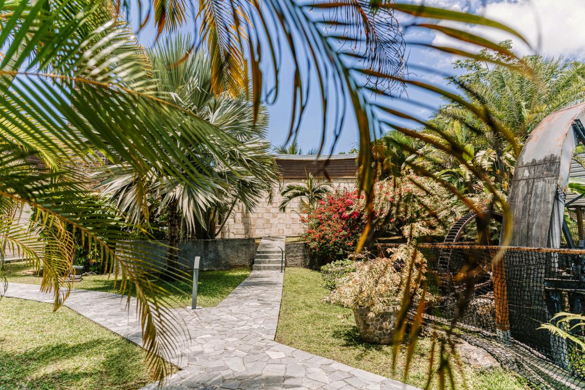 Lodge à louer pour 4 personnes avec piscine privée à Petit Bourg Guadeloupe