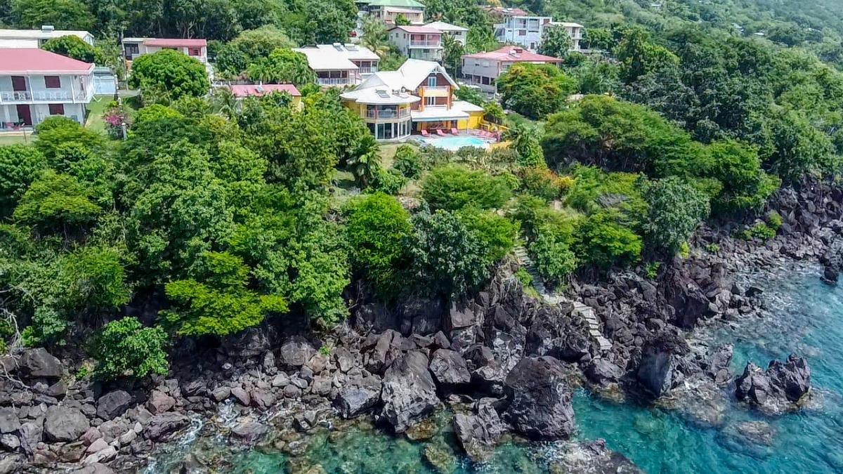 Location de villa 5 chambres 10 personnes avec piscine vue mer et accés mer à Pointe Noire en Guadeloupe