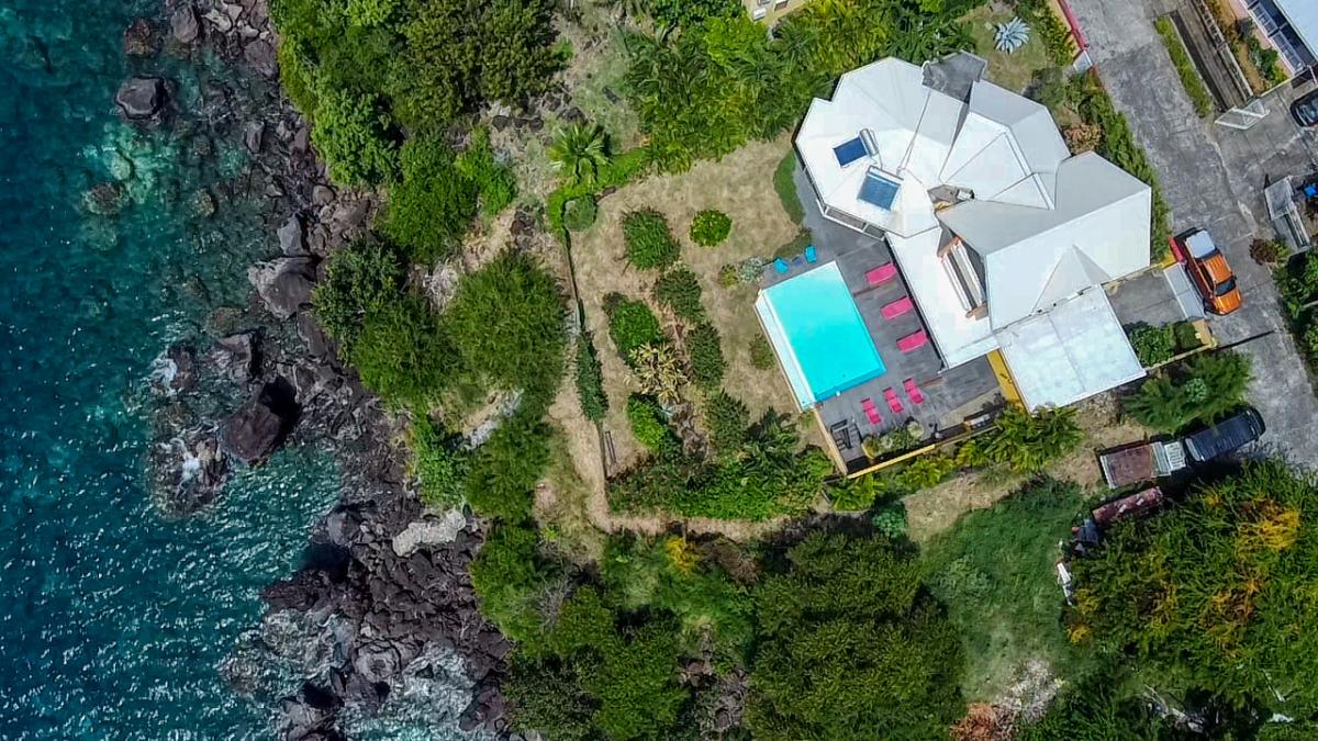 Location de villa 5 chambres 10 personnes avec piscine vue mer et accés mer à Pointe Noire en Guadeloupe