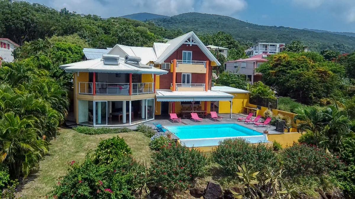 Location de villa 5 chambres 10 personnes avec piscine vue mer et accés mer à Pointe Noire en Guadeloupe