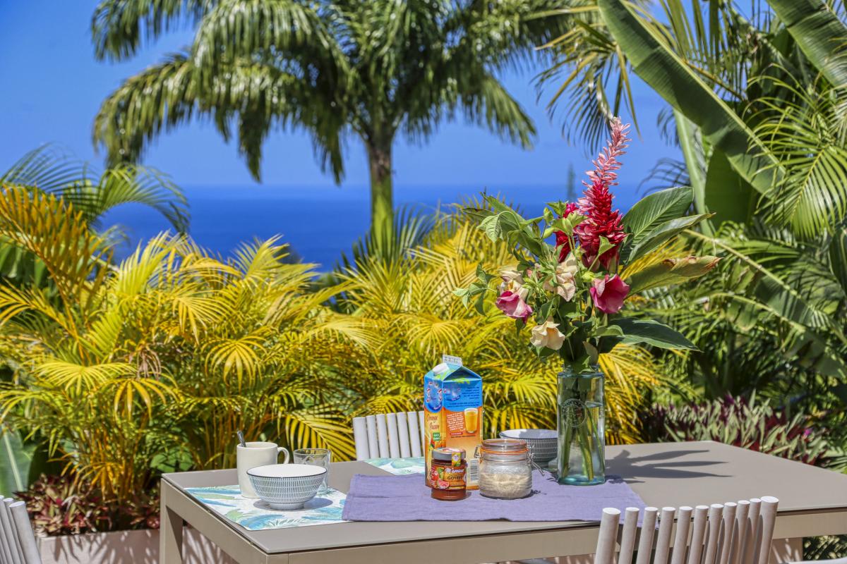 A louer villa 2 chambres Pointe Noire Guadeloupe_ Table à manger
