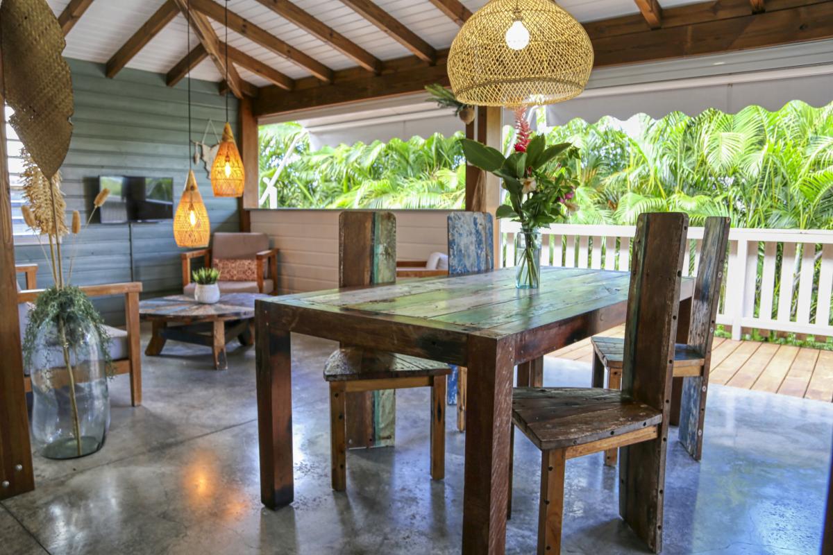 A louer villa 2 chambres Pointe Noire Guadeloupe_ Table à manger