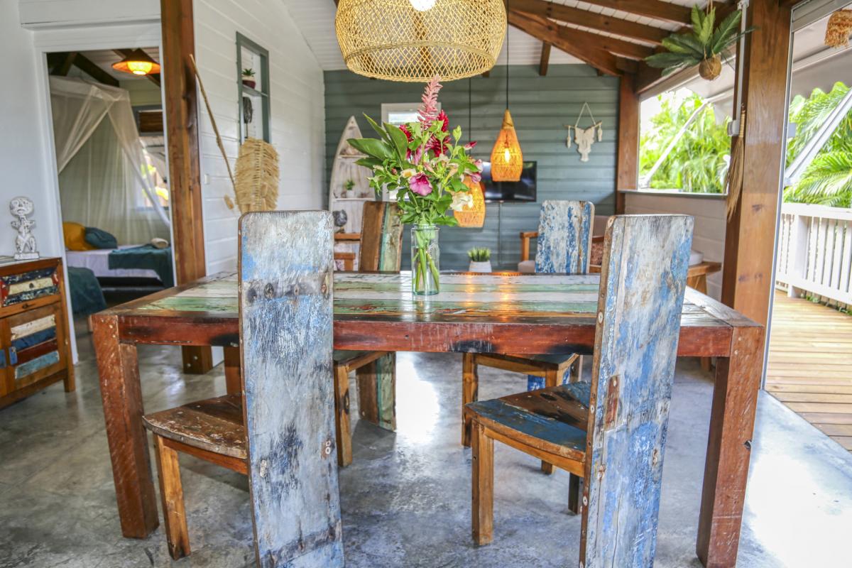 A louer villa 2 chambres Pointe Noire Guadeloupe_ Table à manger