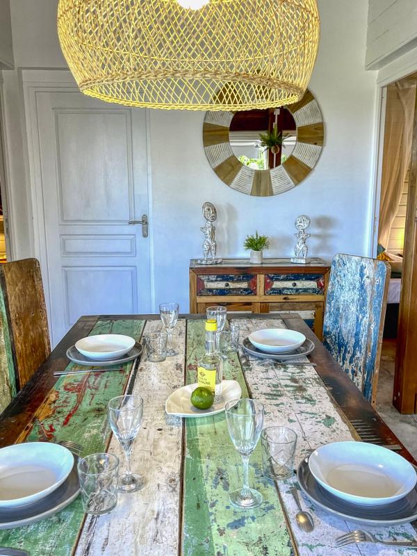A louer villa 2 chambres Pointe Noire Guadeloupe_ Table à manger