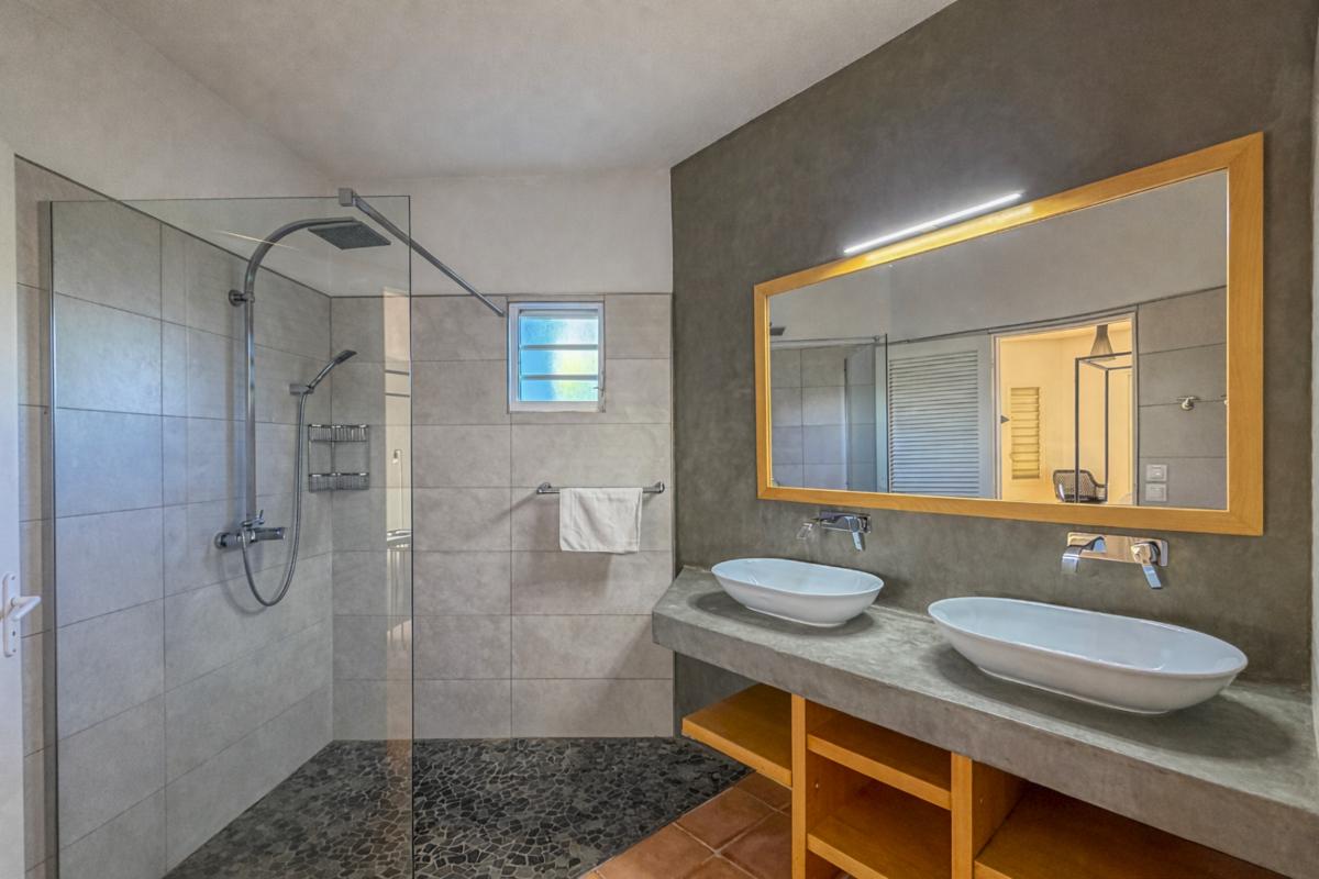 Villa luxe Sainte Anne Guadeloupe piscine vue mer pour 10 personnes