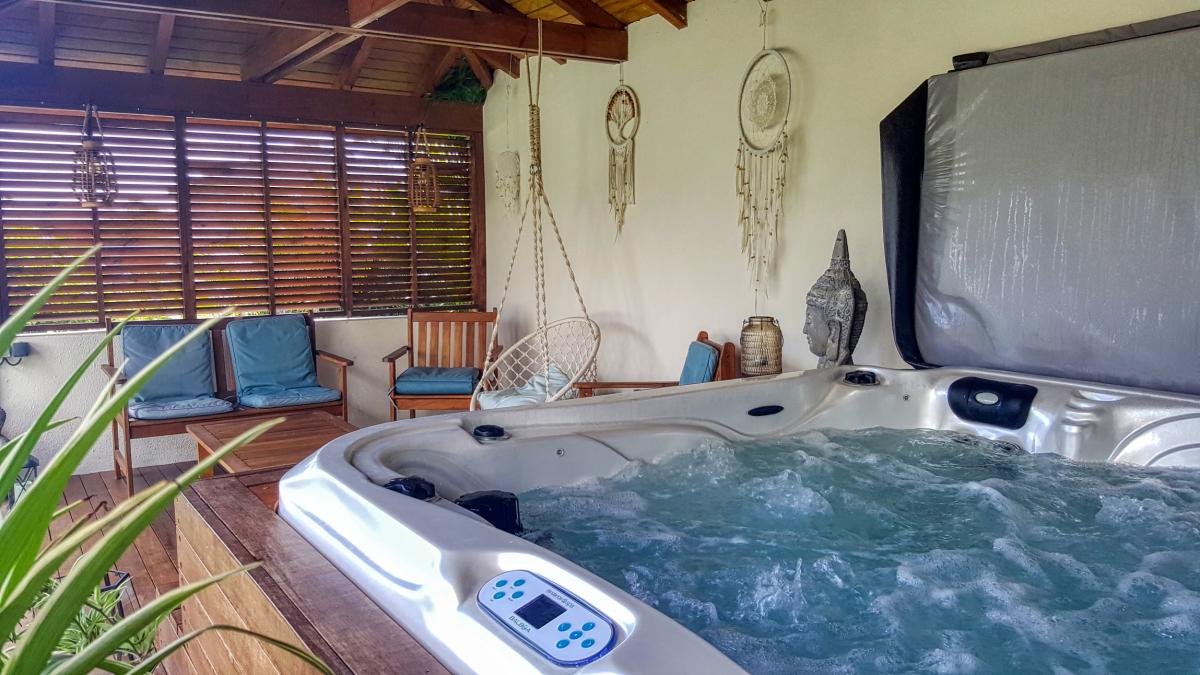 Location villa 4 chambres pour 8 personnes avec piscine et jacuzzi Sainte Anne en Guadeloupe