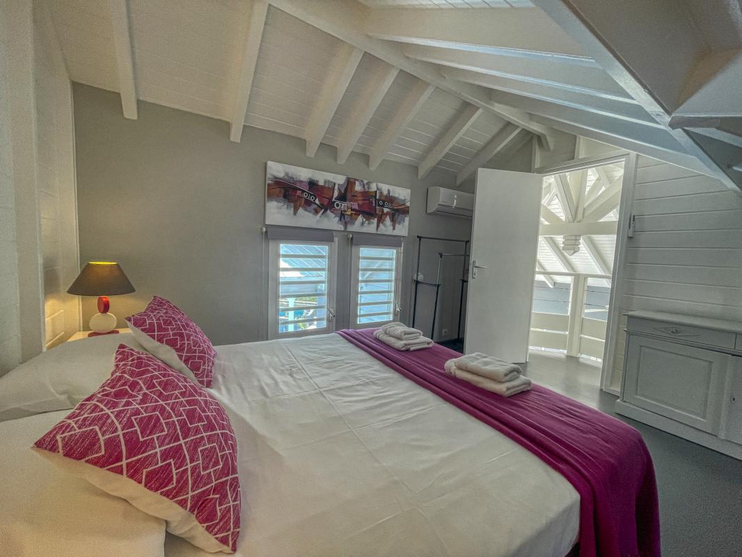 Rent a luxury villa with pool - bathroom of the studio