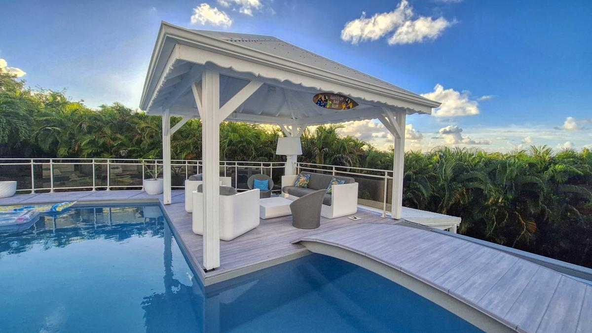 Location villa sainte anne guadeloupe 6 chambres 12 personnes avec piscine et vue mer