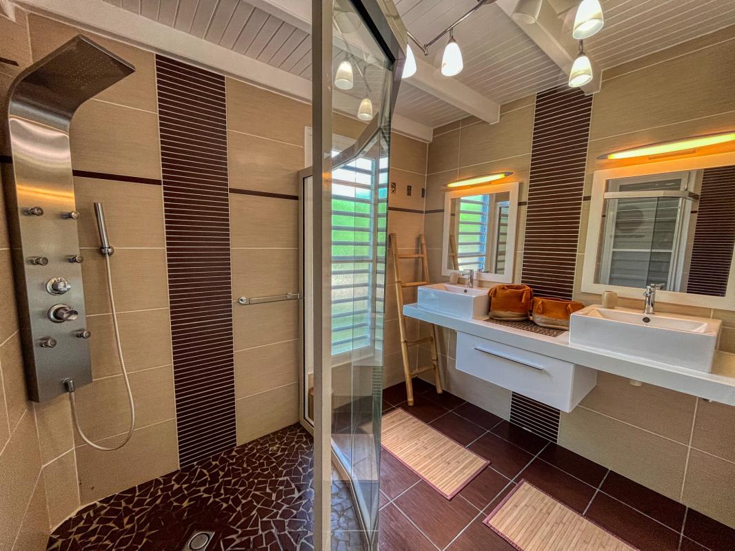 Location villa sainte anne guadeloupe 6 chambres 12 personnes avec piscine et vue mer