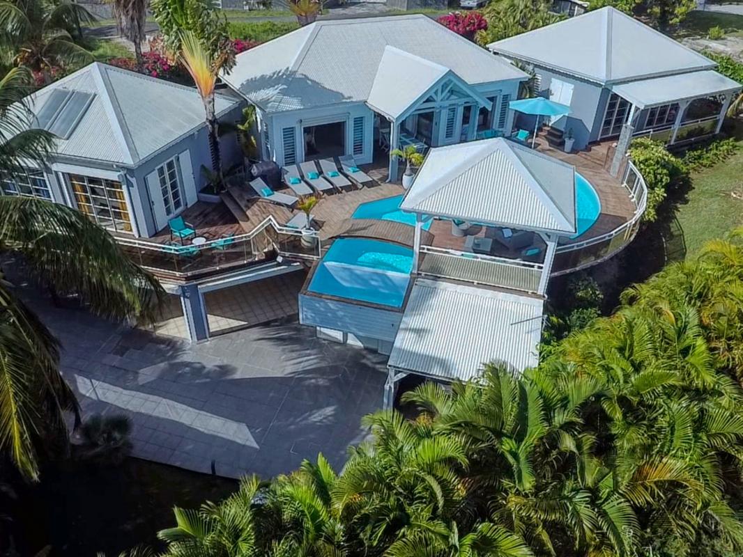 Rent a luxury villa with pool - shelter