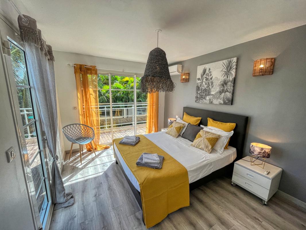 Location villa sainte anne guadeloupe 6 chambres 12 personnes avec piscine et vue mer