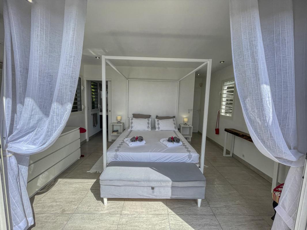 Villa à louer Sainte Anne Guadeloupe__chambre blanche