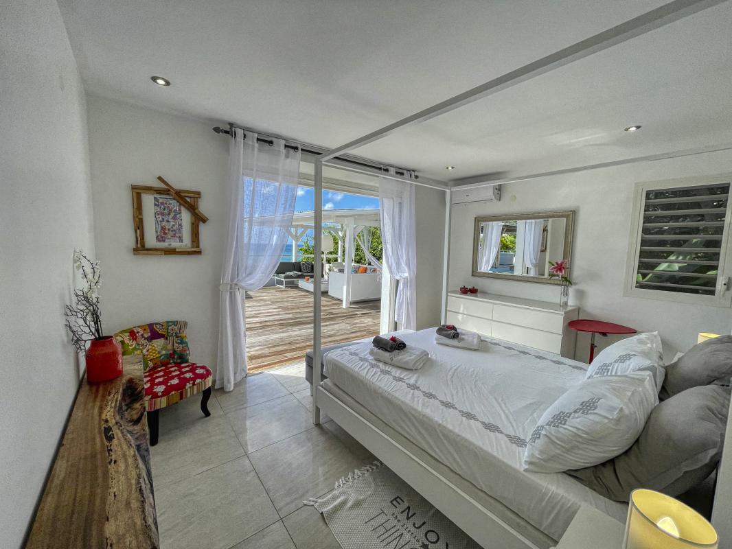 Villa à louer Sainte Anne Guadeloupe__chambre blanche