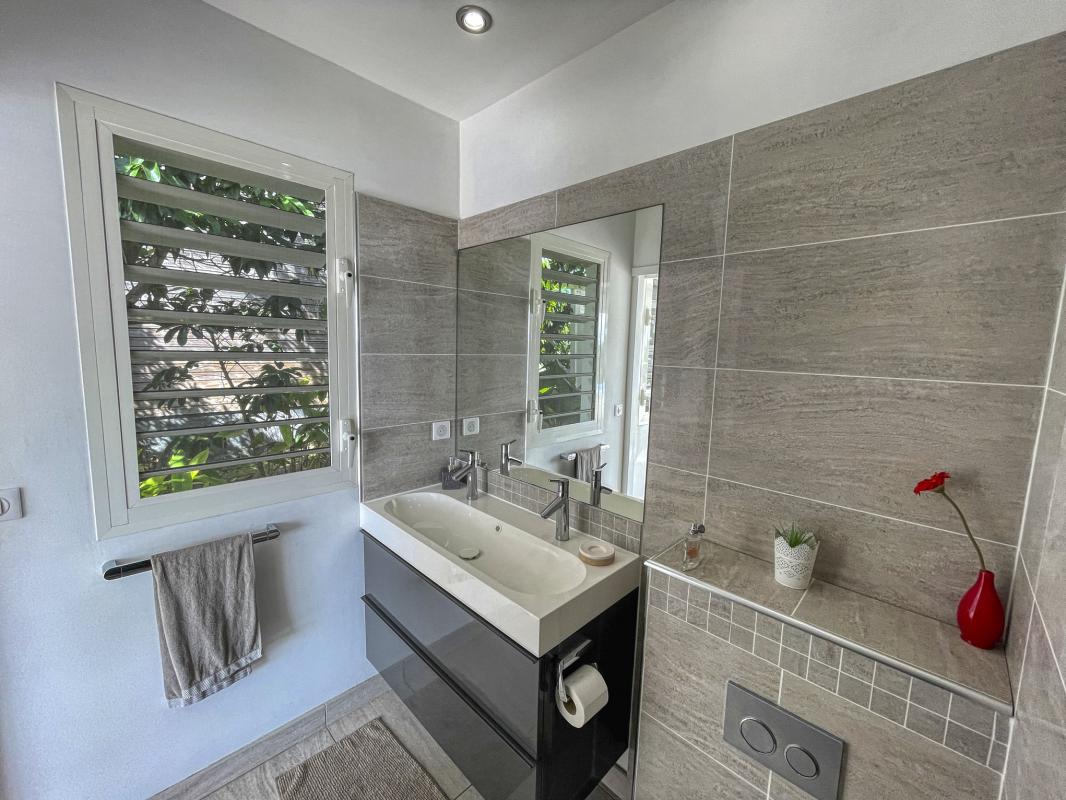 Villa à louer Sainte Anne Guadeloupe__sdd chambre blanche