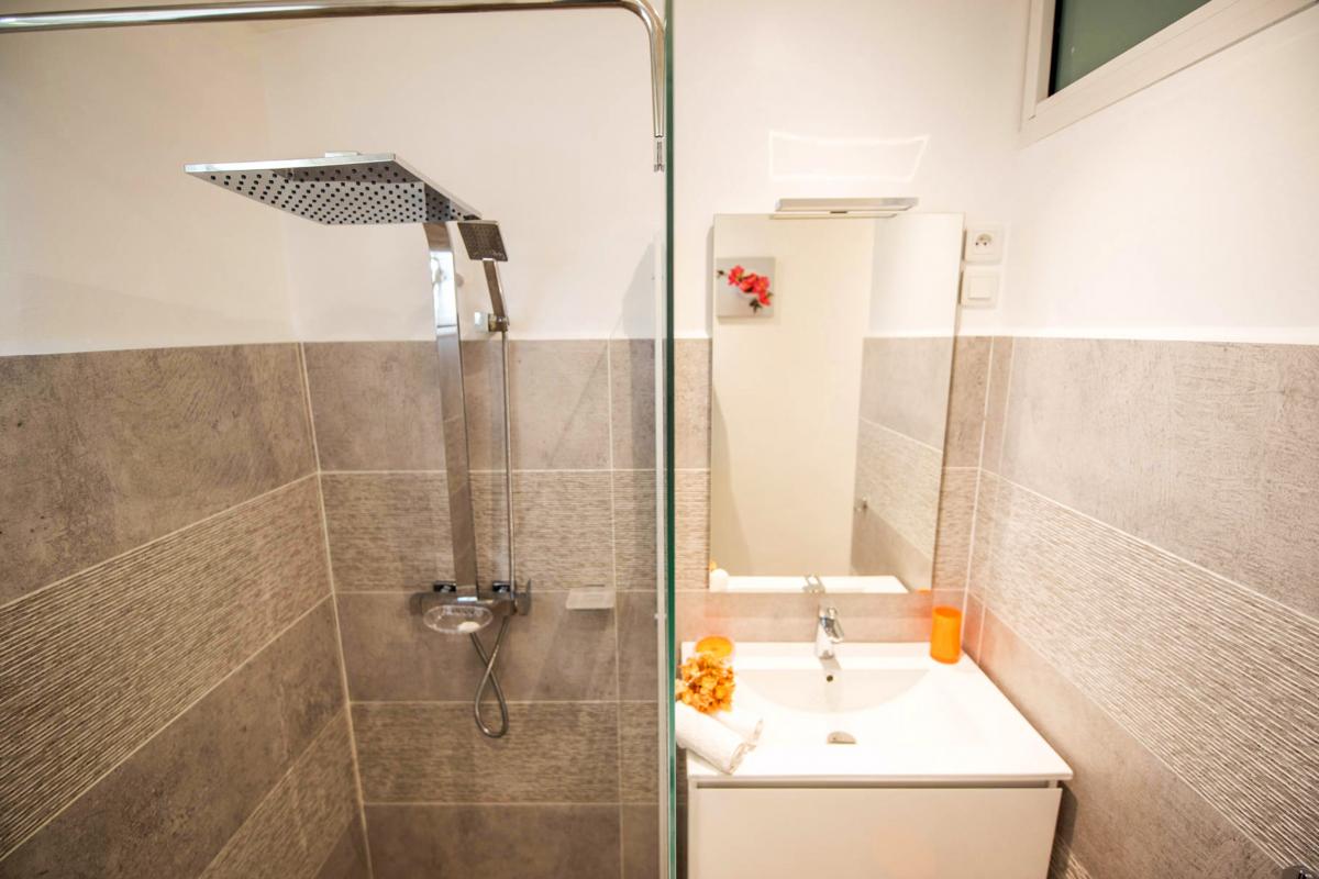 Villa avec piscine à louer en Guadeloupe - Chambre Orange Salle de douche