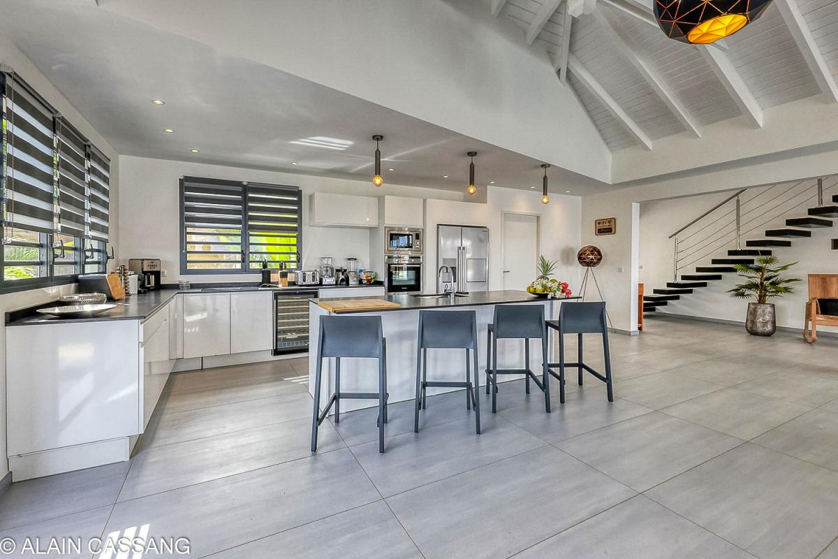 A louer villa 5 chambres pour 10 personnes avec piscine et vue mer à Sainte Anne en Guadeloupe - cuisine