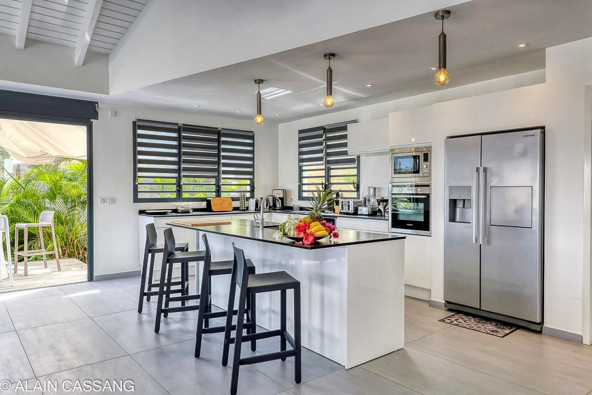 A louer villa 5 chambres pour 10 personnes avec piscine et vue mer à Sainte Anne en Guadeloupe - cuisine