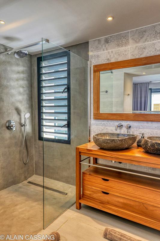 A louer villa 5 chambres pour 10 personnes avec piscine et vue mer à Sainte Anne en Guadeloupe - Salle d'eau suite 1