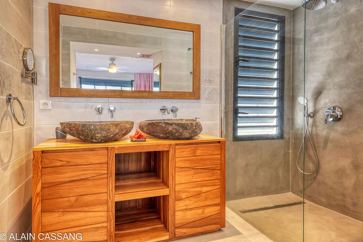 A louer villa 5 chambres pour 10 personnes avec piscine et vue mer à Sainte Anne en Guadeloupe - Salle d'eau suite 2
