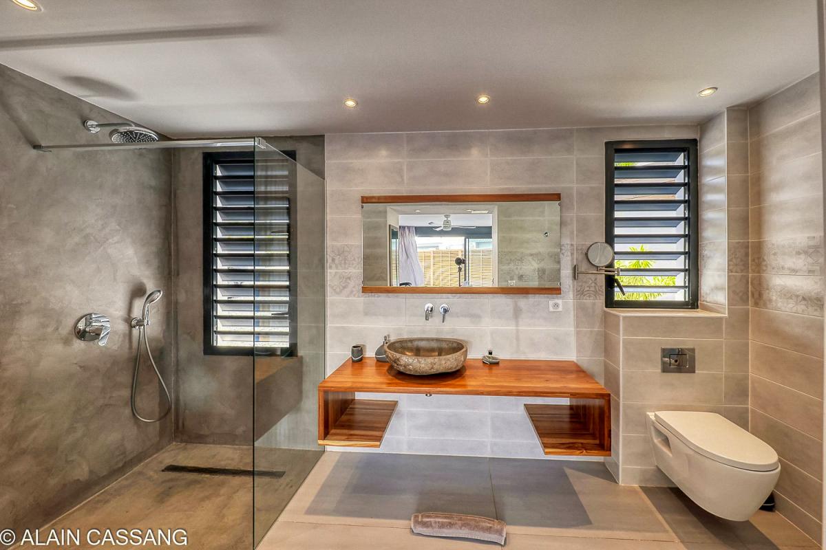 A louer villa 5 chambres pour 10 personnes avec piscine et vue mer à Sainte Anne en Guadeloupe - Salle d'eau suite 3 PMR