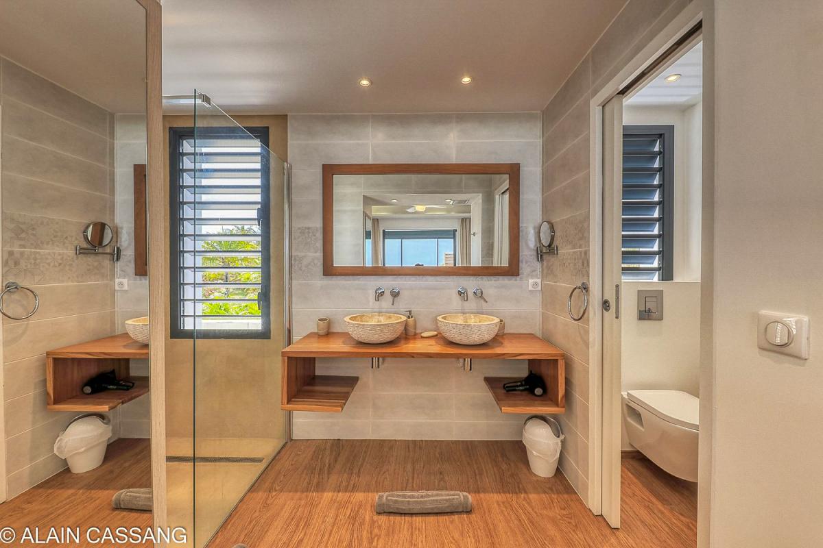 A louer villa 5 chambres pour 10 personnes avec piscine et vue mer à Sainte Anne en Guadeloupe - Salle d'eau suite 4