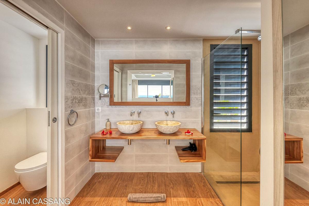 A louer villa 5 chambres pour 10 personnes avec piscine et vue mer à Sainte Anne en Guadeloupe - Salle d'eau suite 5