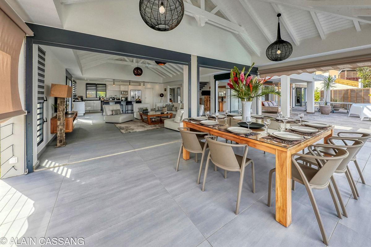 A louer villa 5 chambres pour 10 personnes avec piscine et vue mer à Sainte Anne en Guadeloupe - vue intérieur d'ensemble
