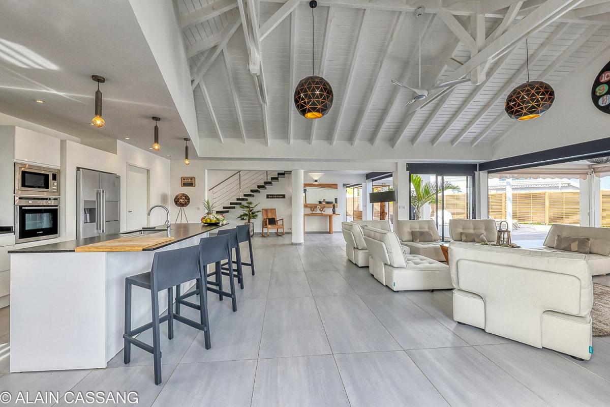 A louer villa 5 chambres pour 10 personnes avec piscine et vue mer à Sainte Anne en Guadeloupe - vue intérieur